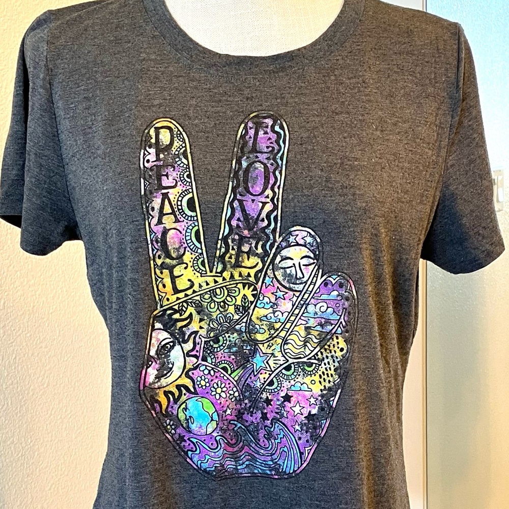 Modern Lux Gray Short Sleeve Tee with Multicolor Peace Sign Graphic